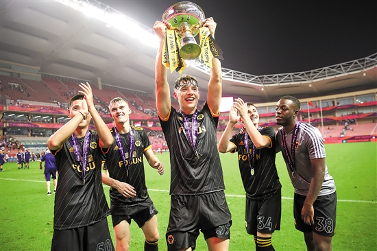 你故意的吧？范戴克防守传中时高举右手导致手球送点（范戴克防守传中时高举右手手球，被判点球）