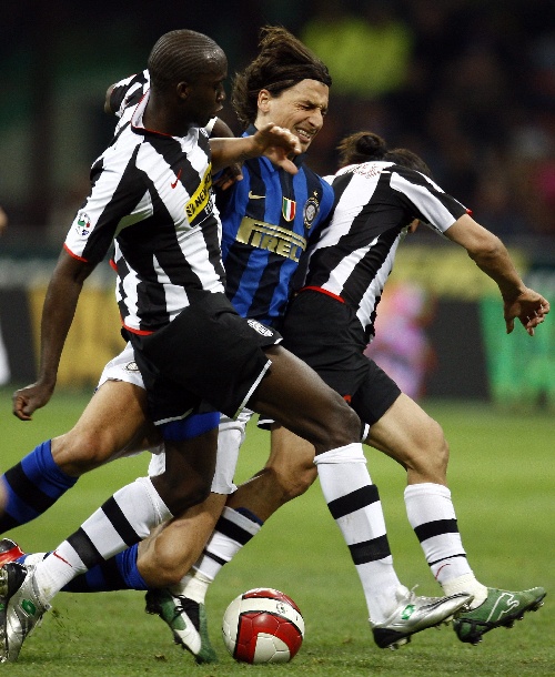 体图：种种迹象表明埃姆雷-詹将会与多特蒙德续约并留队（体图：多重迹象显示埃姆雷-詹将与多特续约并继续留队）