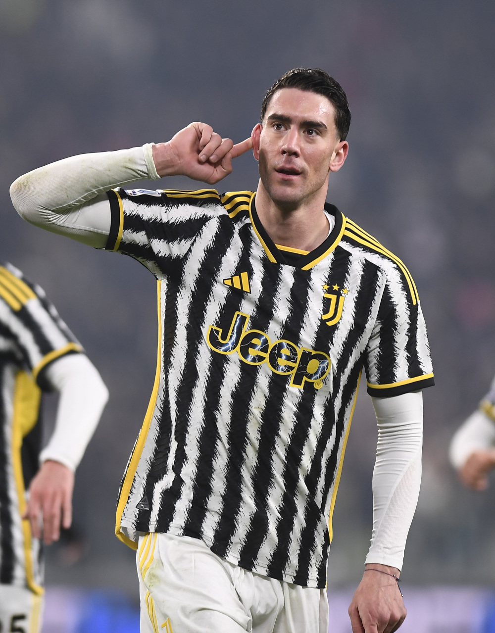 米切尔&莫布利首节合砍26分，其他队友合计只得7分（米切尔与莫布利首节联手轰下26分，其余队友仅拿7分）