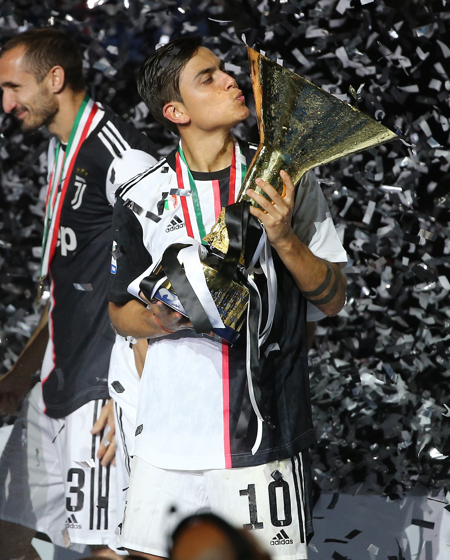 詹姆斯篮板抢断关键时刻锁定胜局（詹姆斯关键篮板与抢断一锤定音）